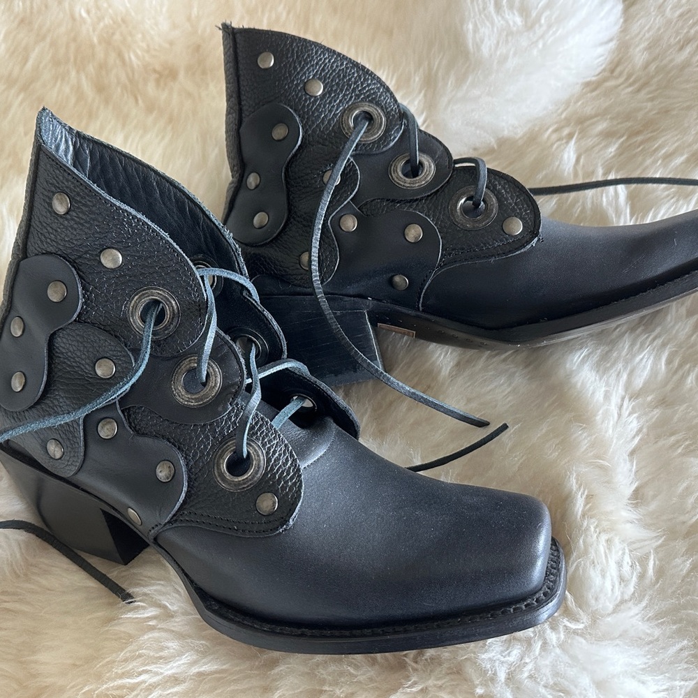 EMMYLOU John FLUEVOG 9.5 Women's Black Leather WESTERN LACE-UP BOOT.